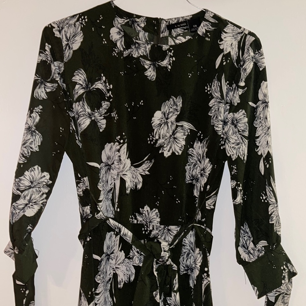 Ladies dress, beautiful dark green with white flowers. Size large . Back zipper.